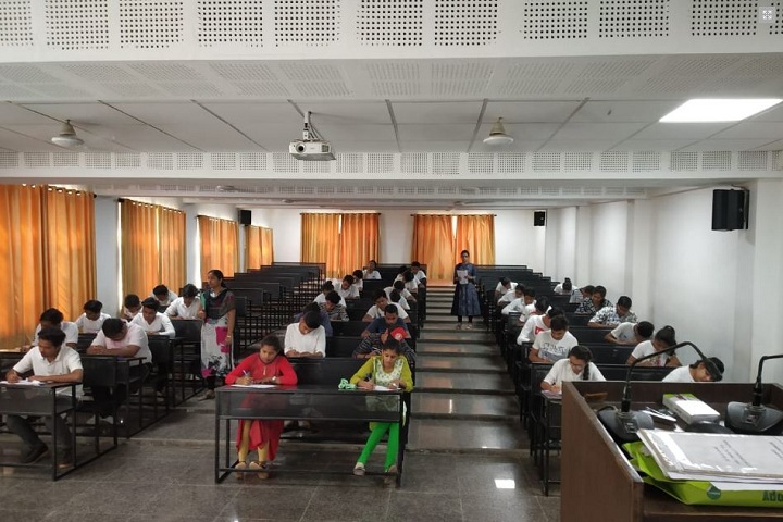 https://cache.careers360.mobi/media/colleges/social-media/media-gallery/20241/2019/4/12/Classroom of Geetanjali College of Physiotherapy Udaipur_Classroom.JPG